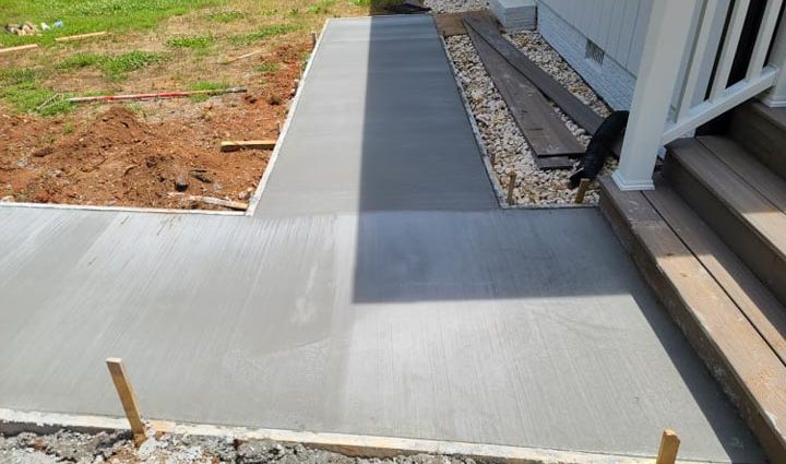 concrete sidewalk on the front yard of a house